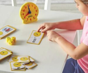 juego educativo infantil para aprender la hora con reloj